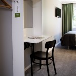 Hotellrum med skrivbord och sittplats