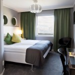 Hotellrum med dubbelsäng