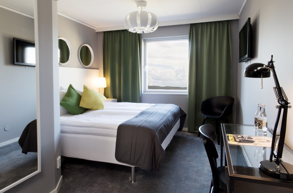 Hotellrum med dubbelsäng