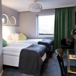 Hotellrum med två sängar
